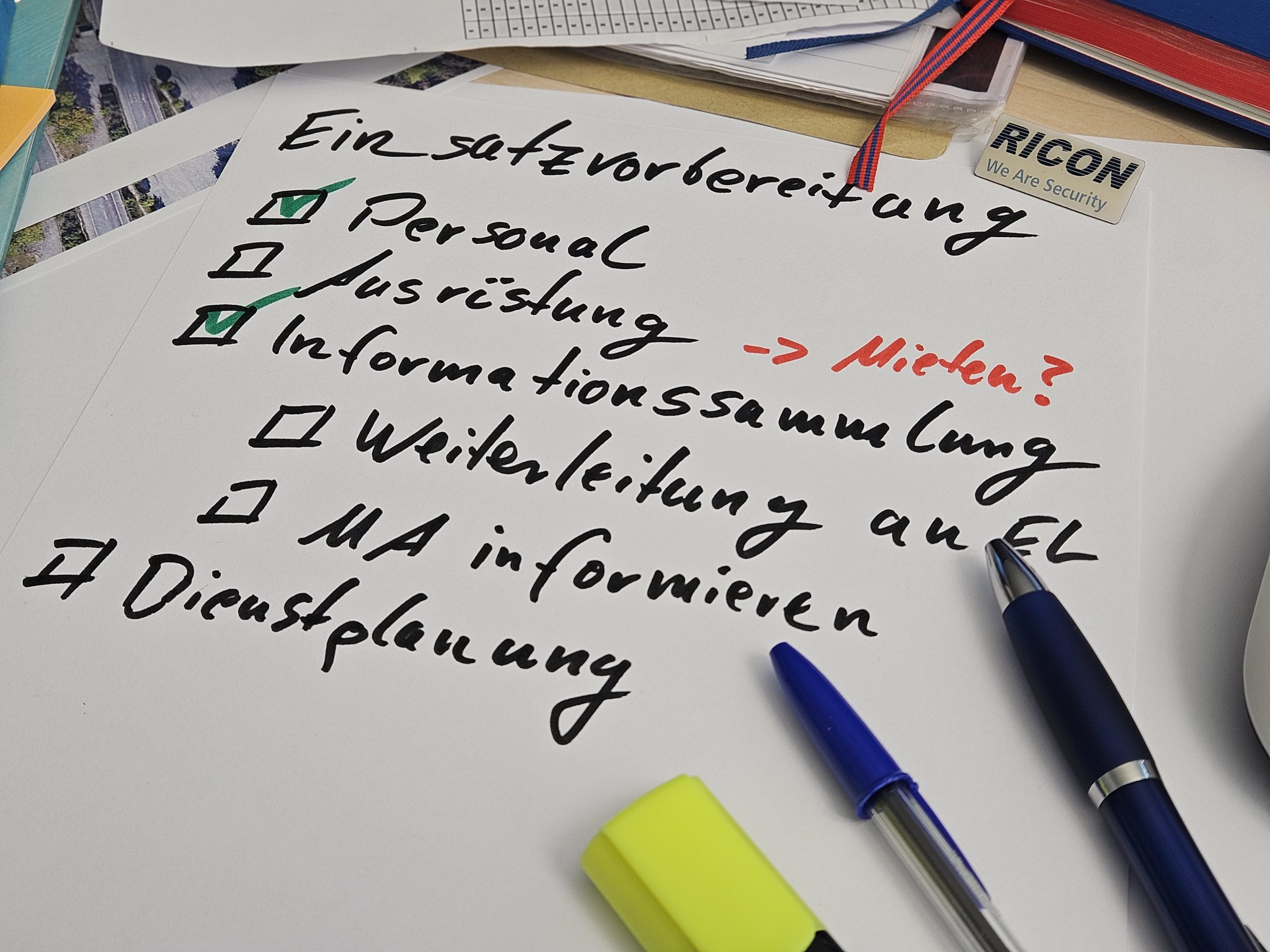 Einsatzvorbereitung, Checkliste mit Stiften und Notizen und Plänen