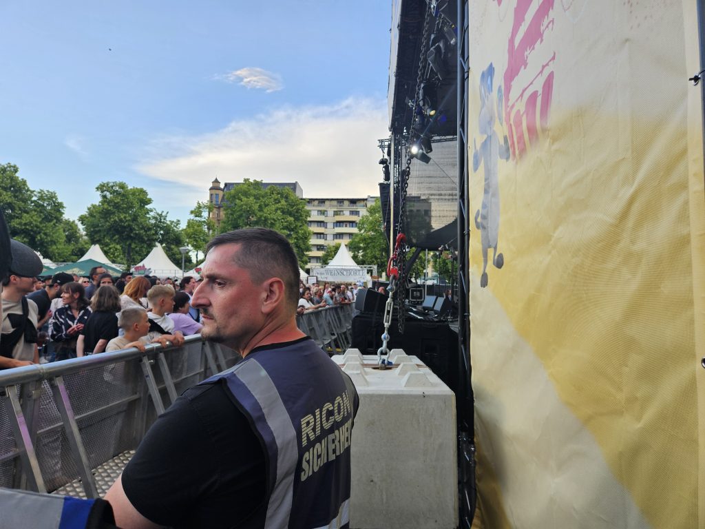 Sicherheitsmitarbeiter / Security im Bühnengraben beim Stadtfest Mannheim beobachtet die Gäste.