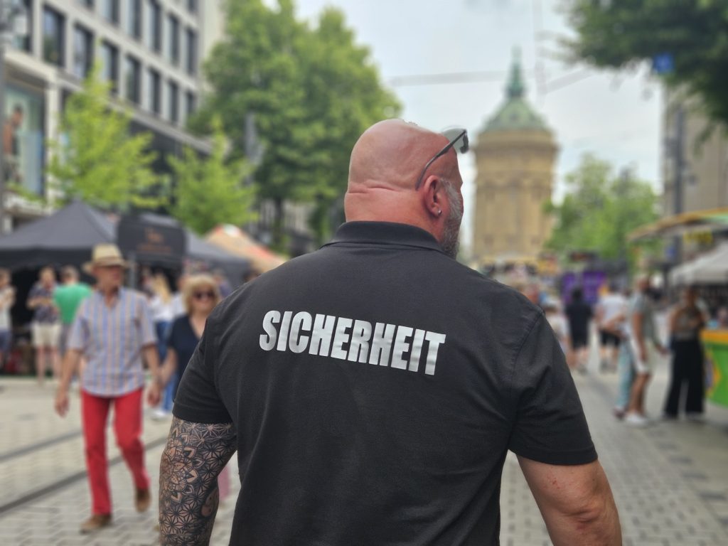 Einsatzleiter Security bei Stadtfest Mannheim macht Kontrollgang durch die Planken.