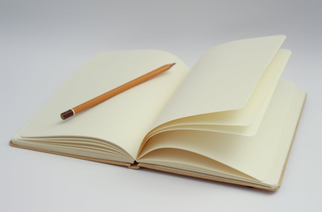 Weißes Notizbuch mit Bleistift